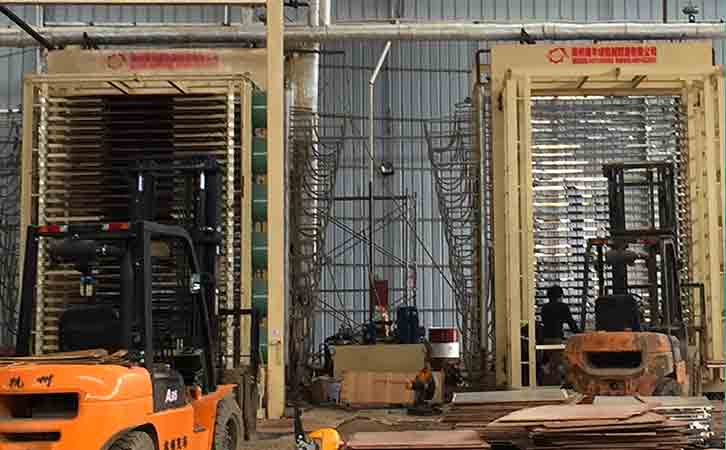 廣西建筑模板十大品牌-優**質廠家鑫虹泰的生產設備熱壓機